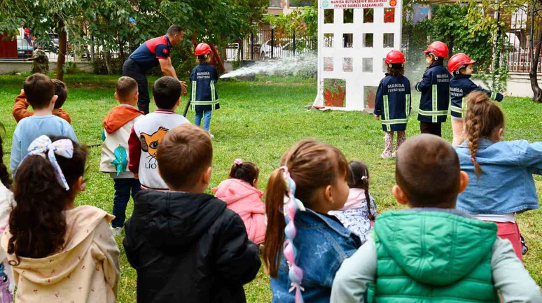 Manisa’da 55 Minik Öğrenci İtfaiyecilerle Buluştu