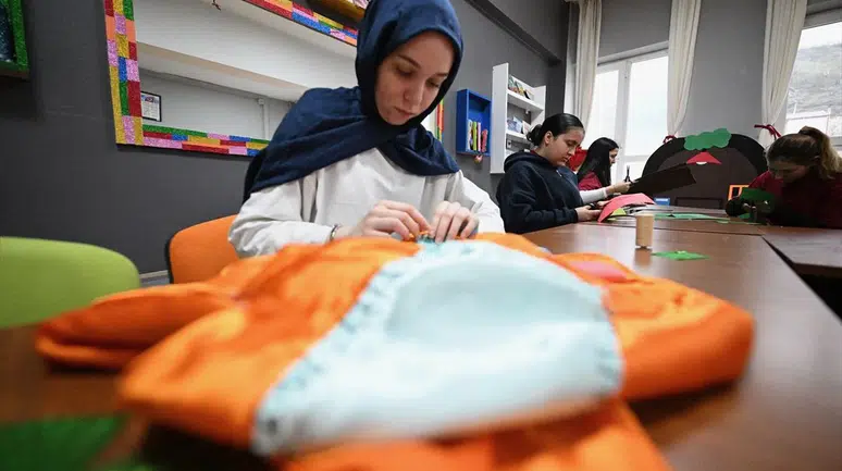 Düzce Lise Öğrencilerinden Köy Köy Tiyatro: Çocuklar Eğlenerek Öğreniyor