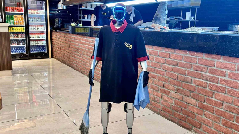 Ankara'da robot garson Fiko şaşırttı! Maaşı var, izin yapıyor, zam istiyor