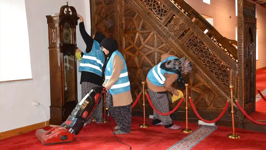 8 Asırlık Ahşap Miras Ramazan’ı Bekliyor: Sivrihisar Ulu Cami’de Hazırlıklar Tamam