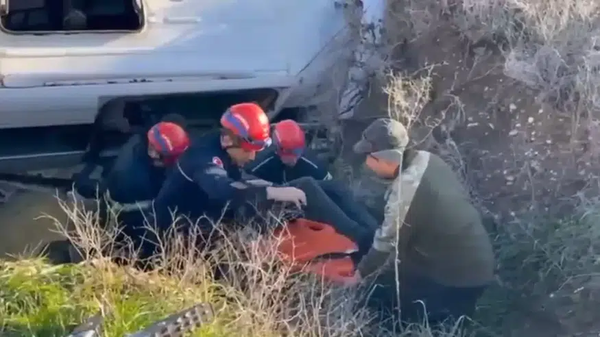 Adana’daki Servis Kazasında Korku Dolu Anlar: Yaralılar Hastaneye Kaldırıldı