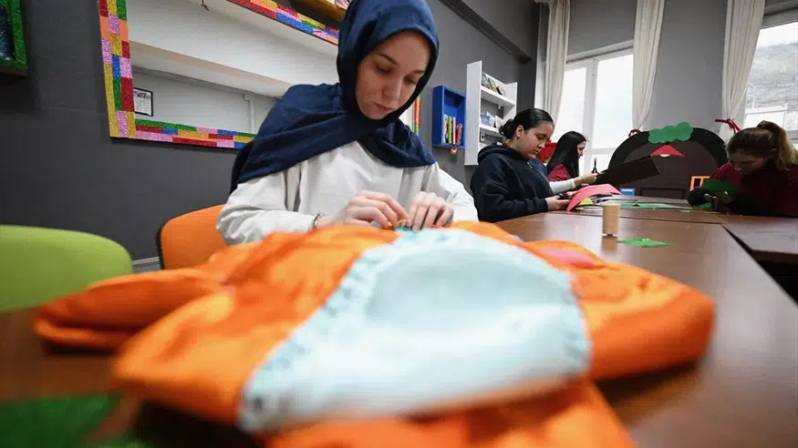 Düzce Lise Öğrencilerinden Köy Köy Tiyatro: Çocuklar Eğlenerek Öğreniyor