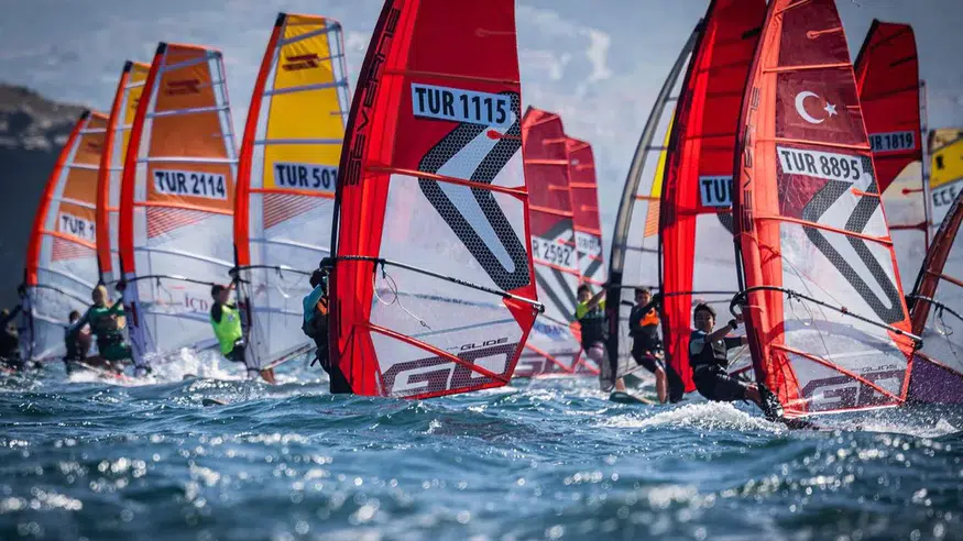 Genç Rüzgar Sörfü Yıldızları Foça’da Yarışıyor: Techno 293 Dünya Şampiyonası Heyecanı