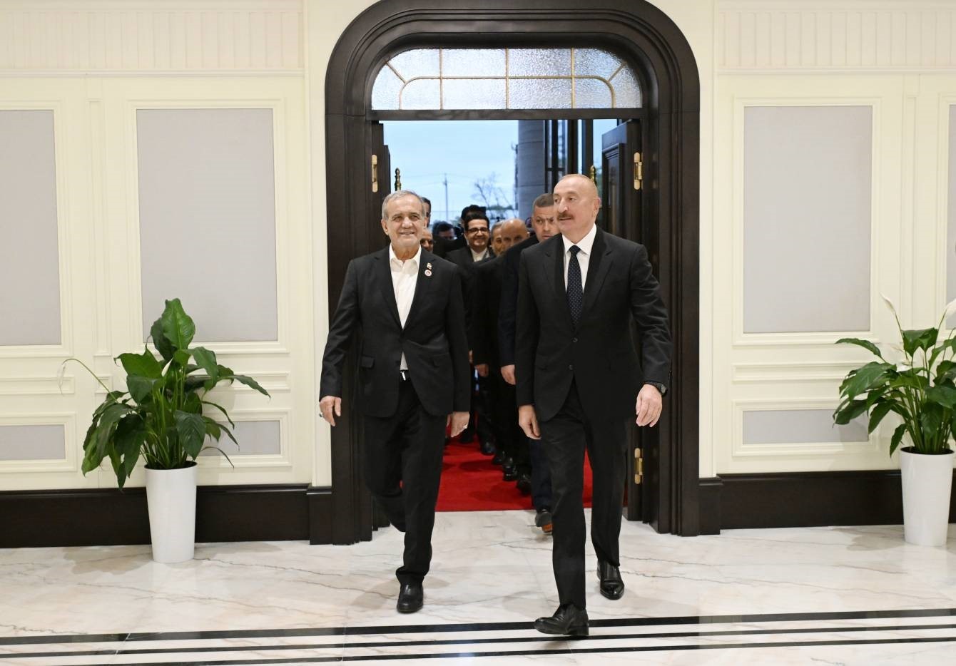 azerbaycan-cumhurbaskani-aliyev-iran-cumhurbaskani-pezeskiyan-ile-biskekte-gorustu