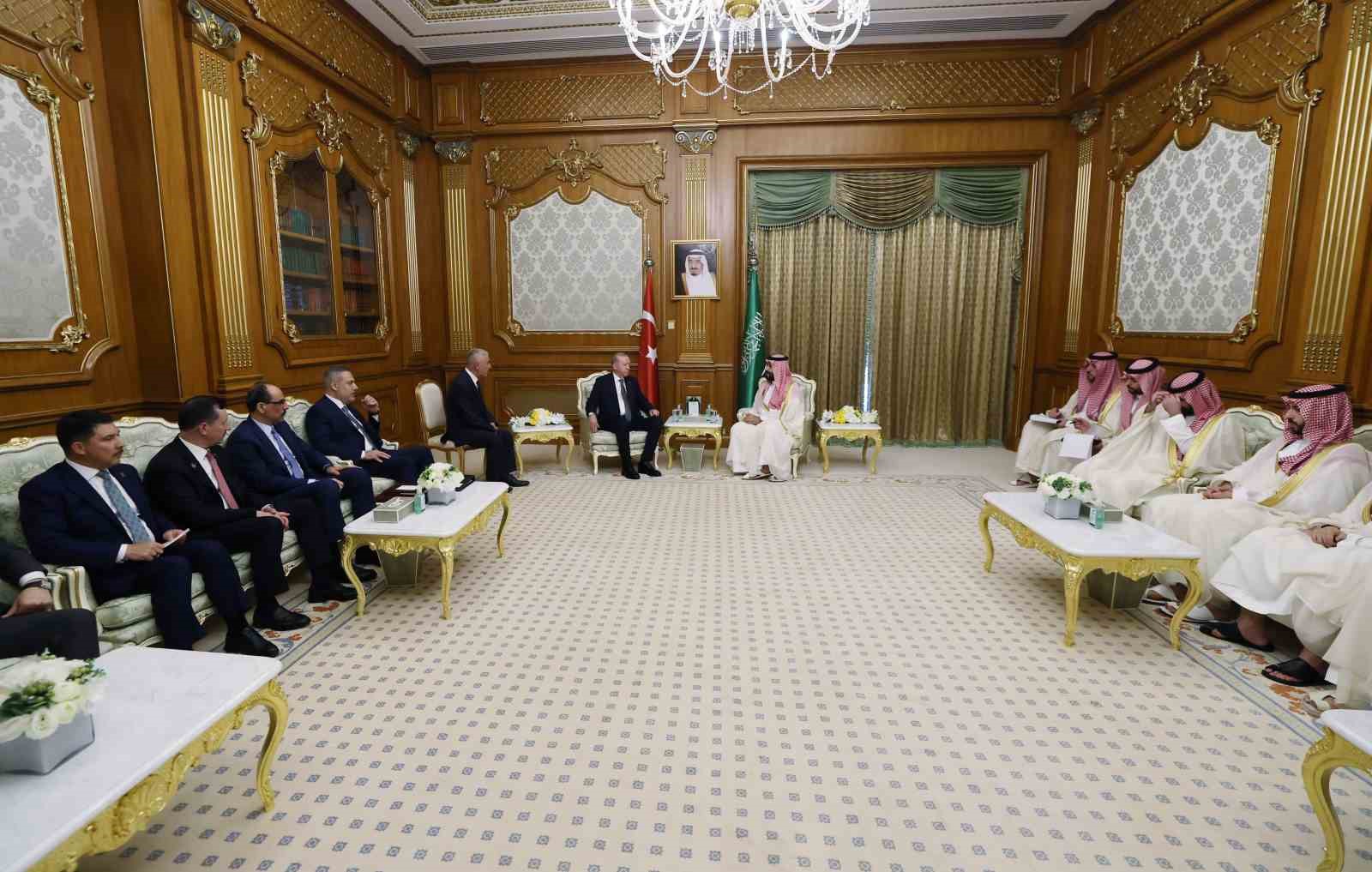 cumhurbaskani-erdogan-suudi-arabistan-veliaht-prensi-selman-ile-gorustu