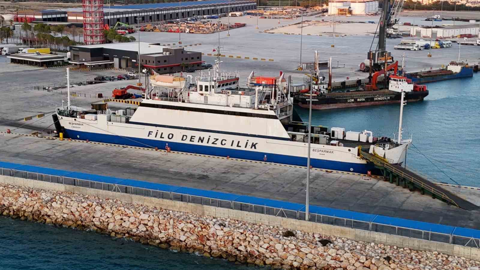 filo-denizcilike-ait-besparmak-feribotu-tasucu-limaninda-bekliyor