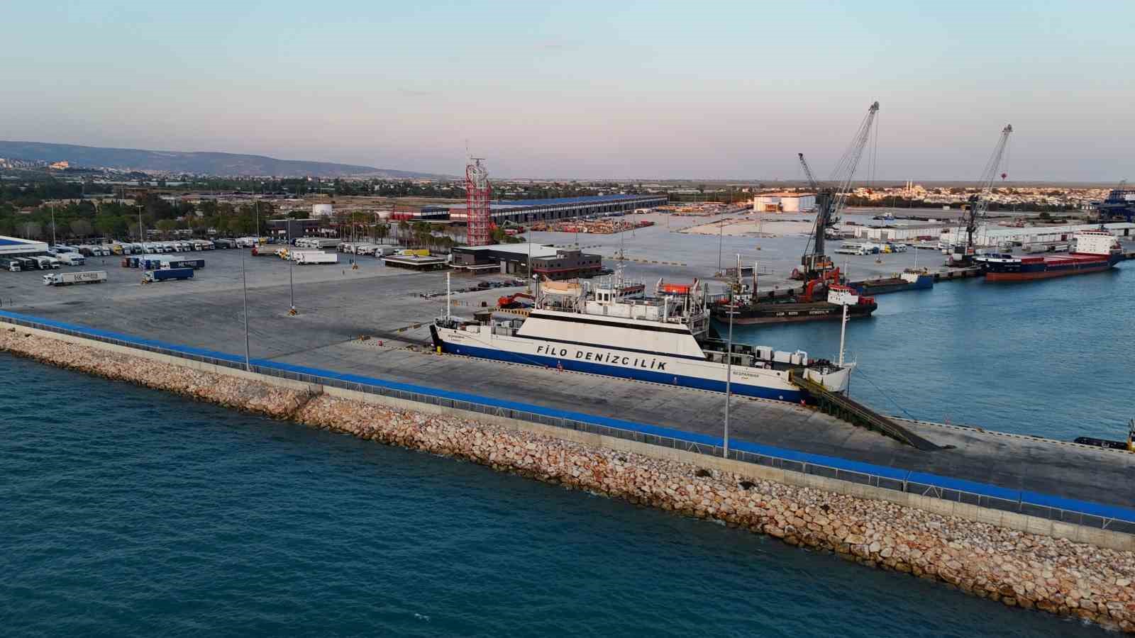 filo-denizcilike-ait-besparmak-feribotu-tasucu-limaninda-bekliyor