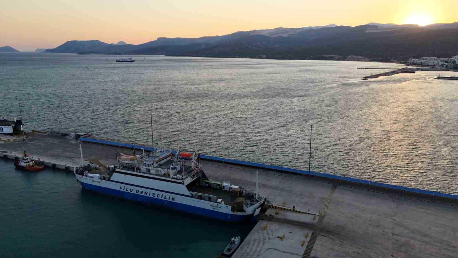 filo-denizcilike-ait-besparmak-feribotu-tasucu-limaninda-bekliyor