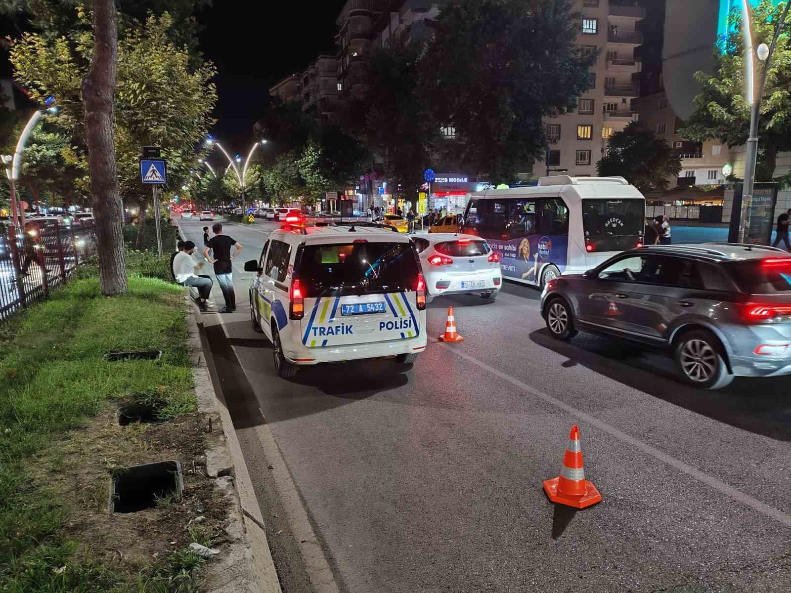 genc-kiza-yaya-gecidinden-gecerken-iki-arac-carpti
