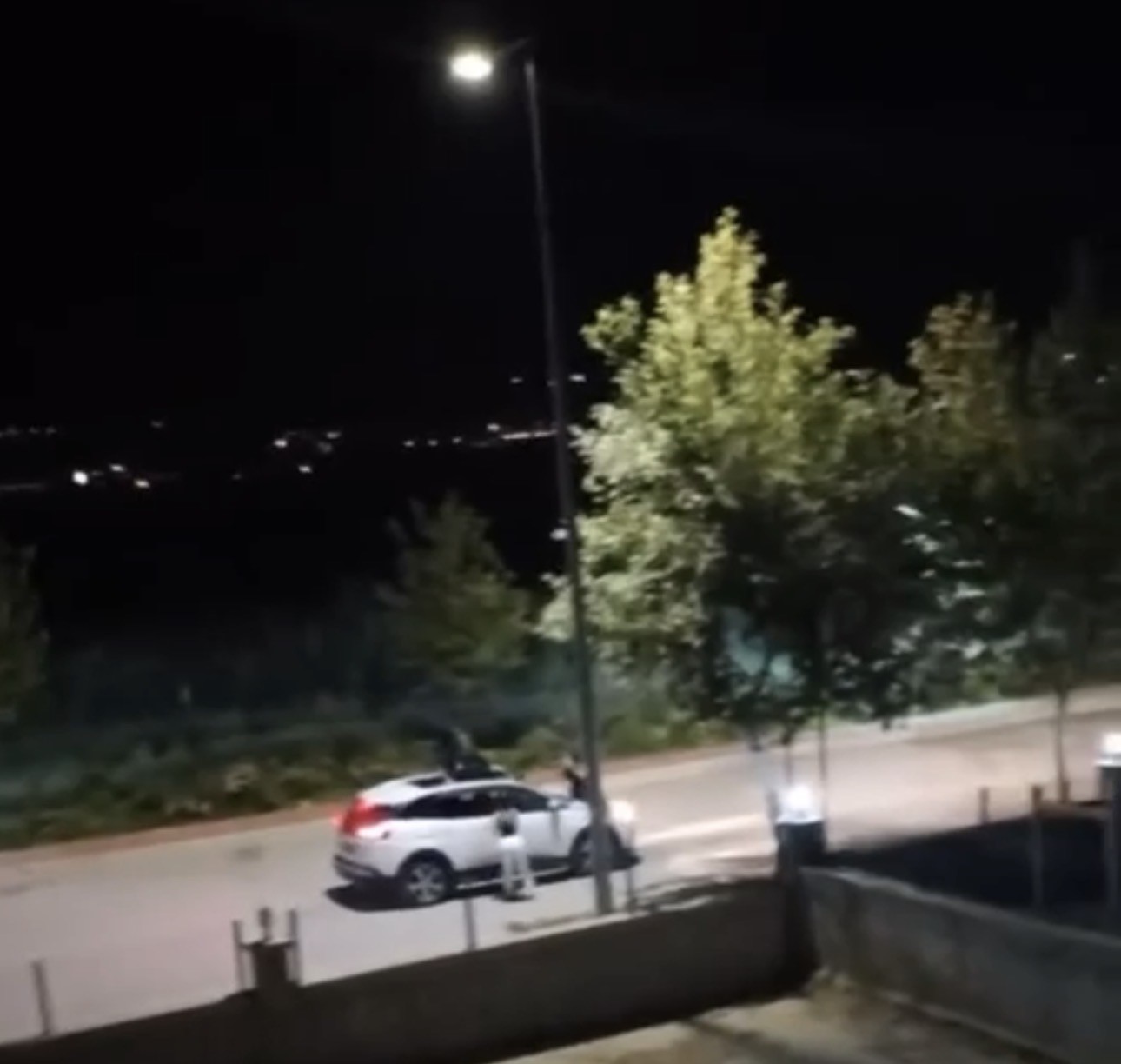 iki-kadinin-seyir-halindeki-otomobilin-ustunde-tehlikeli-yolculugu-kamerada