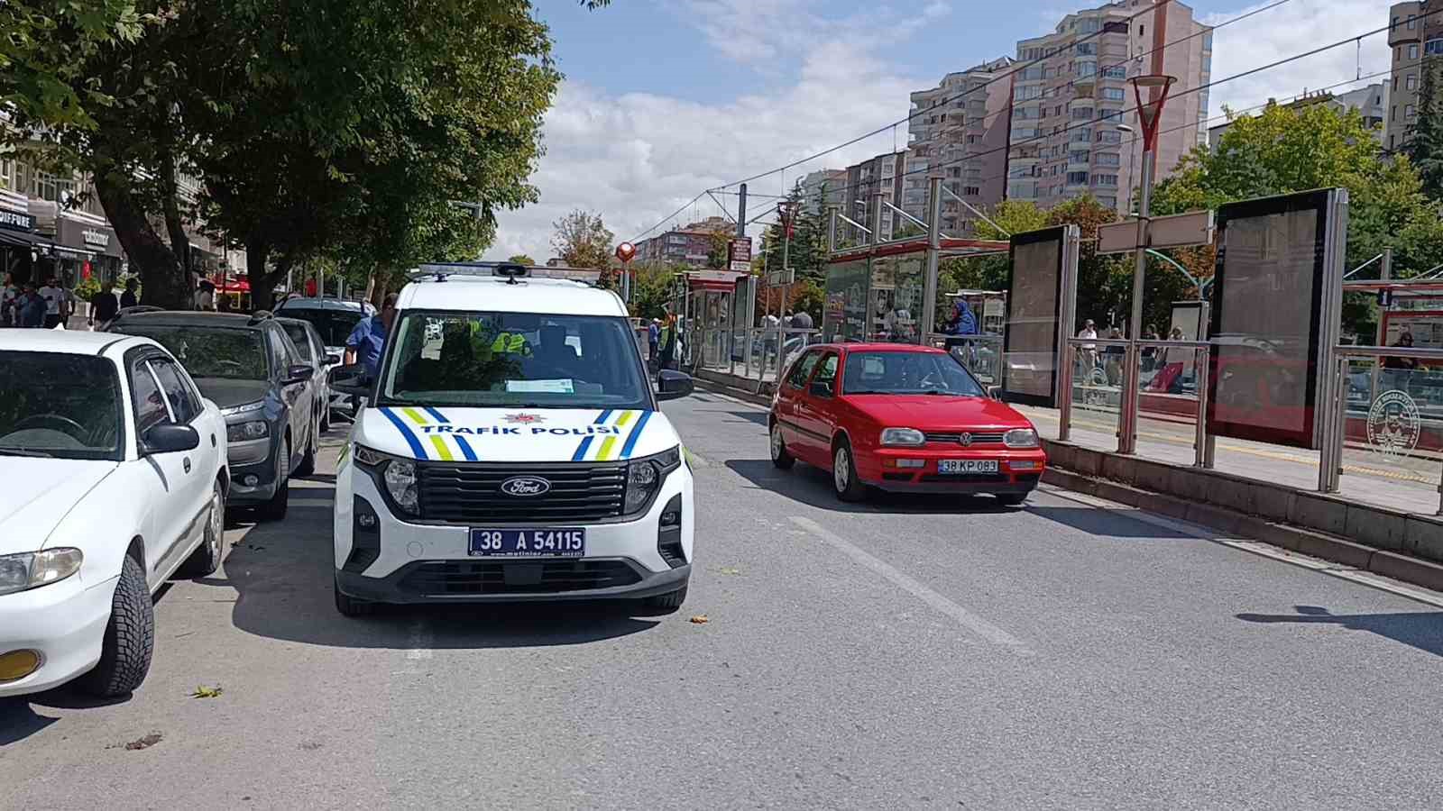 otomobil-tramvay-duragina-girdi-bekleyenler-kil-payi-kurtuldu