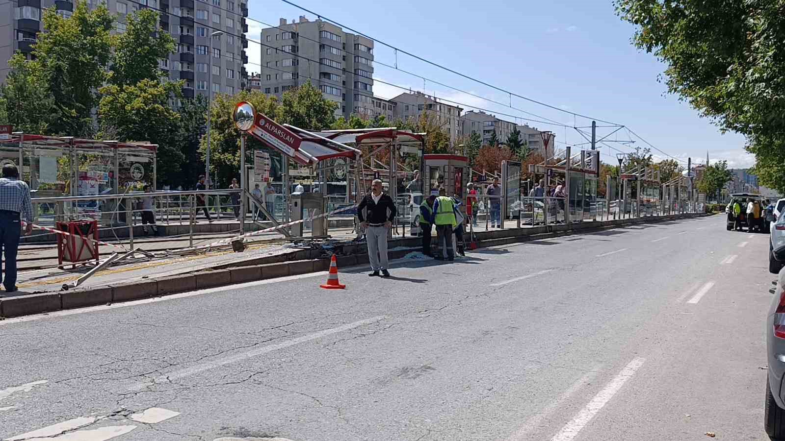otomobil-tramvay-duragina-girdi-bekleyenler-kil-payi-kurtuldu