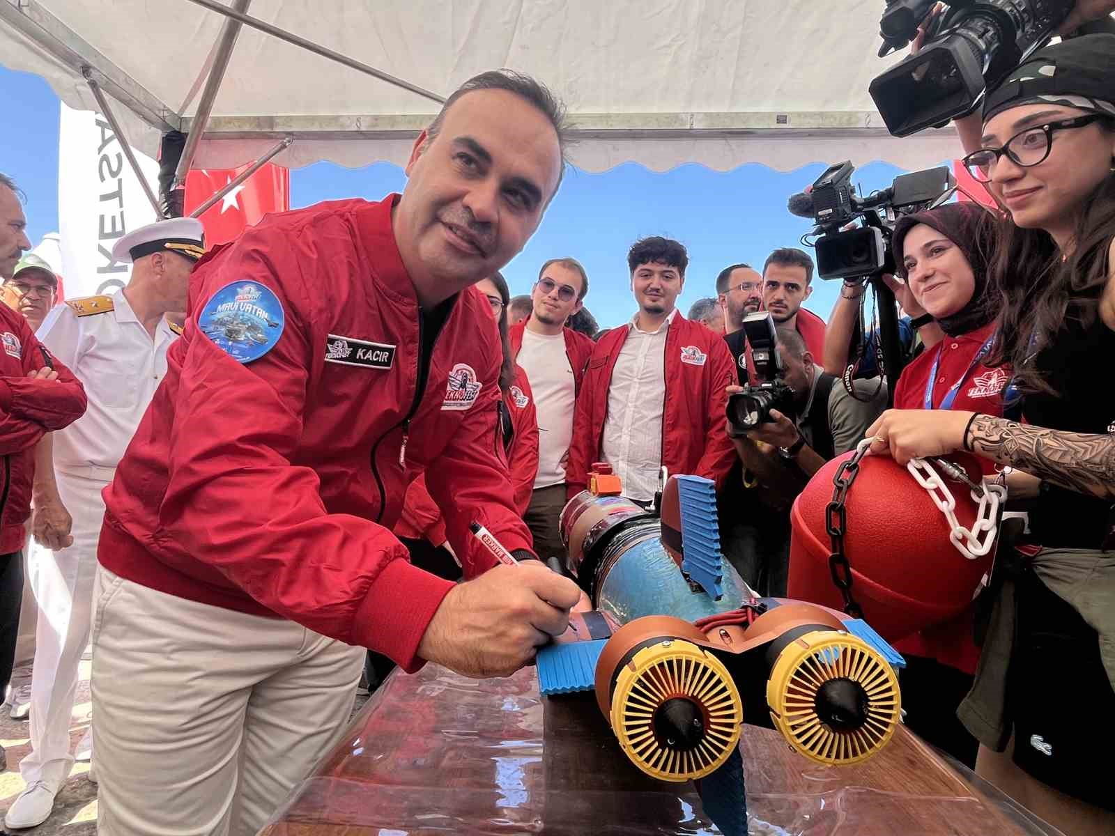 sanayi-ve-teknoloji-bakani-kacir-teknofest-mavi-vatani-ziyaret-etti