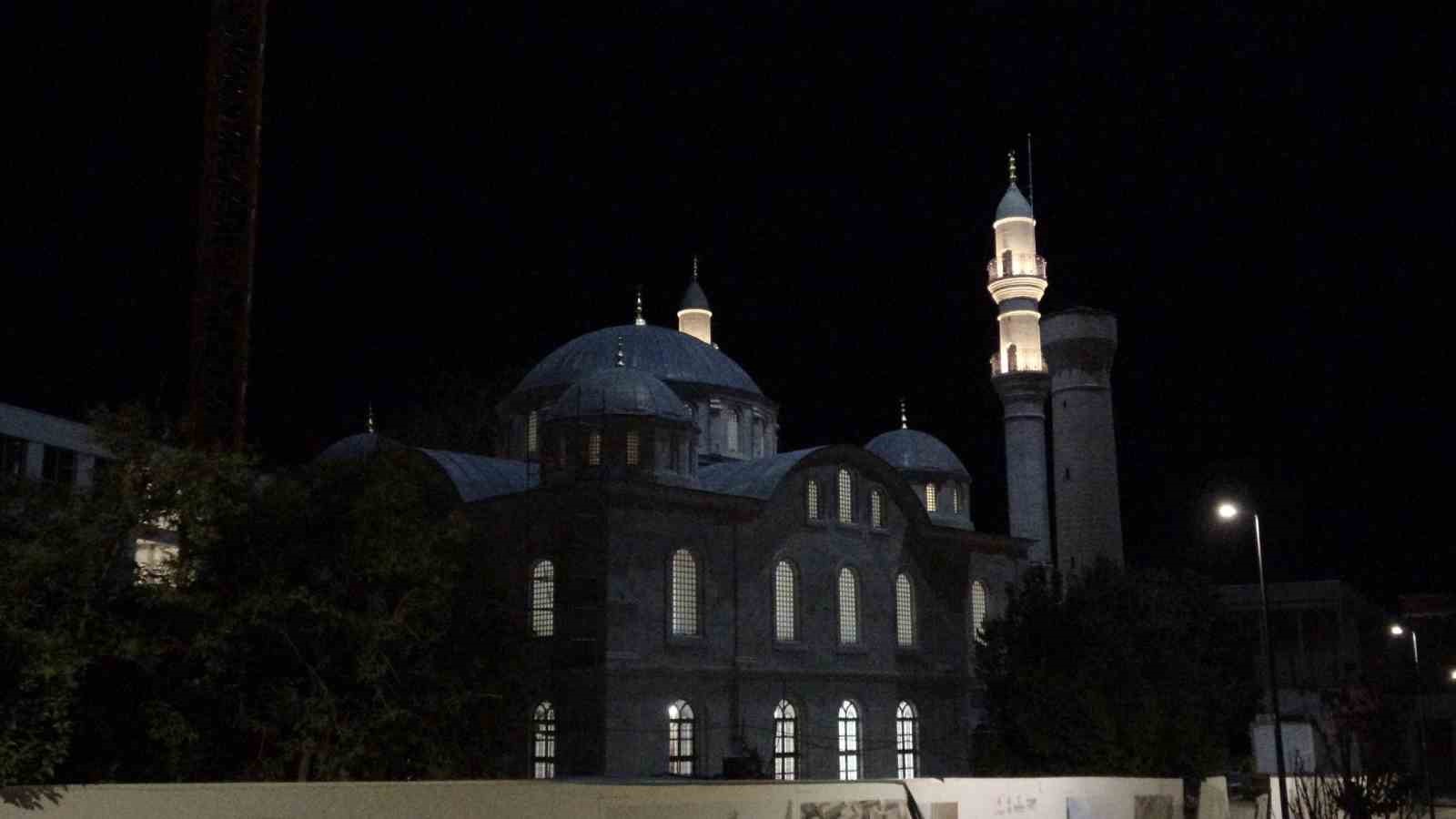 depremde-yikilan-yeni-caminin-isiklari-yillar-sonra-yeniden-yandi