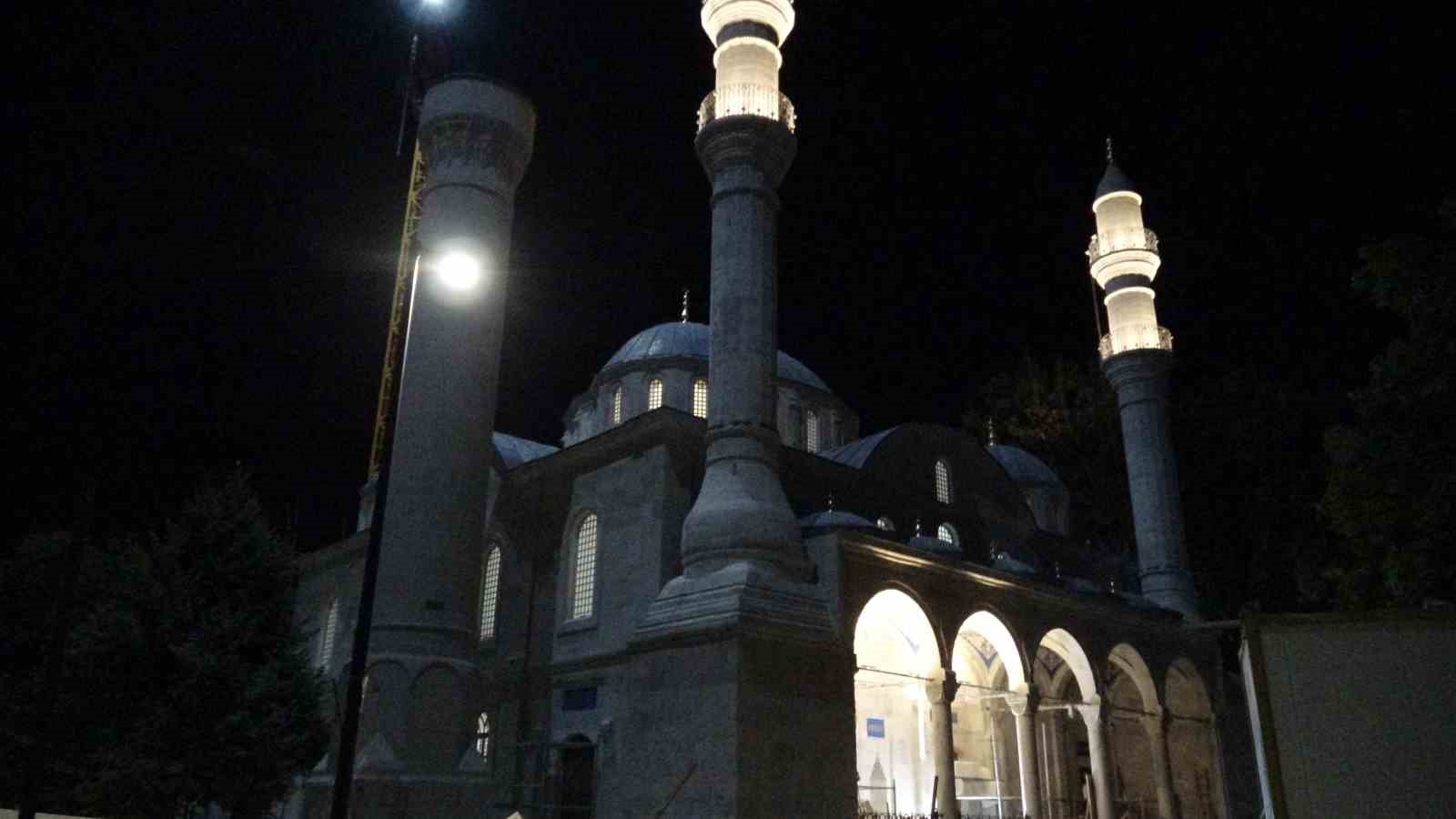 depremde-yikilan-yeni-caminin-isiklari-yillar-sonra-yeniden-yandi