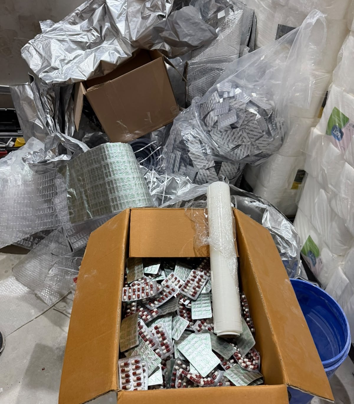 mersinde-plastik-ambalaj-dukkaninda-uyusturucu-imalathanesi-ortaya-cikarildi-100-bin-sentetik-ecza-hap-ele-gecirildi
