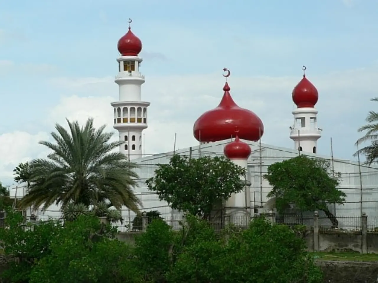 The Taluksangay Mosque was built by Hadji Abdullah Maas Nuno in 1885 in  Barangay Taluksangay in Zamboanga and is the oldest mosque in Western  Mindanao.Taluksangay was the first center of Islamic propagation